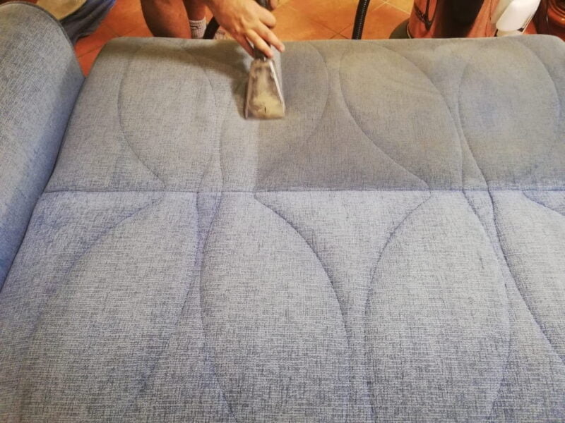 Durante il Lavaggio di un divano a domicilio di un cliente a Milano