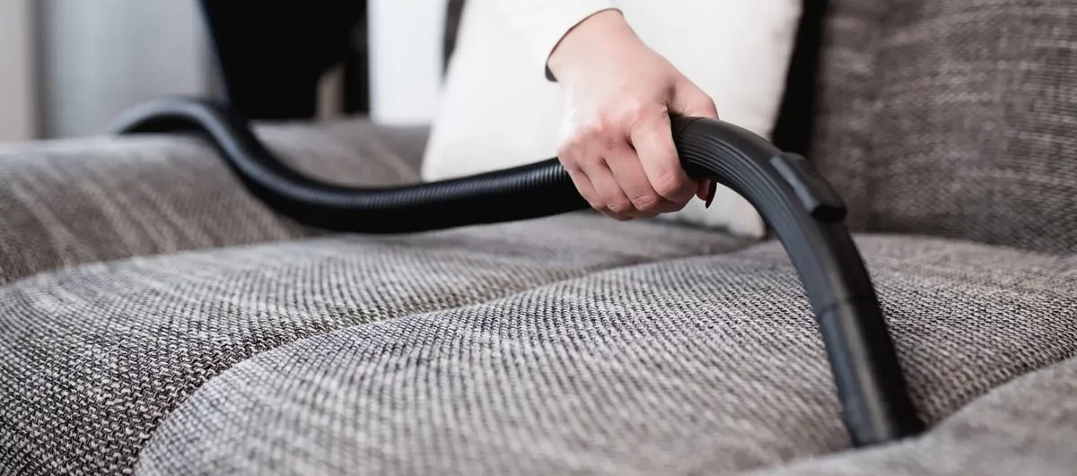 Come pulire divani in tessuto con aspirapolvere