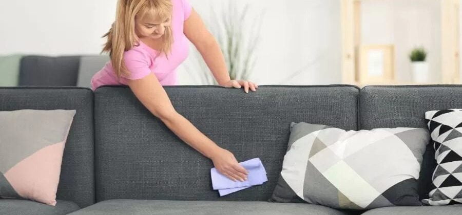 come pulire un divano con un panno un microfibra consigli pratici