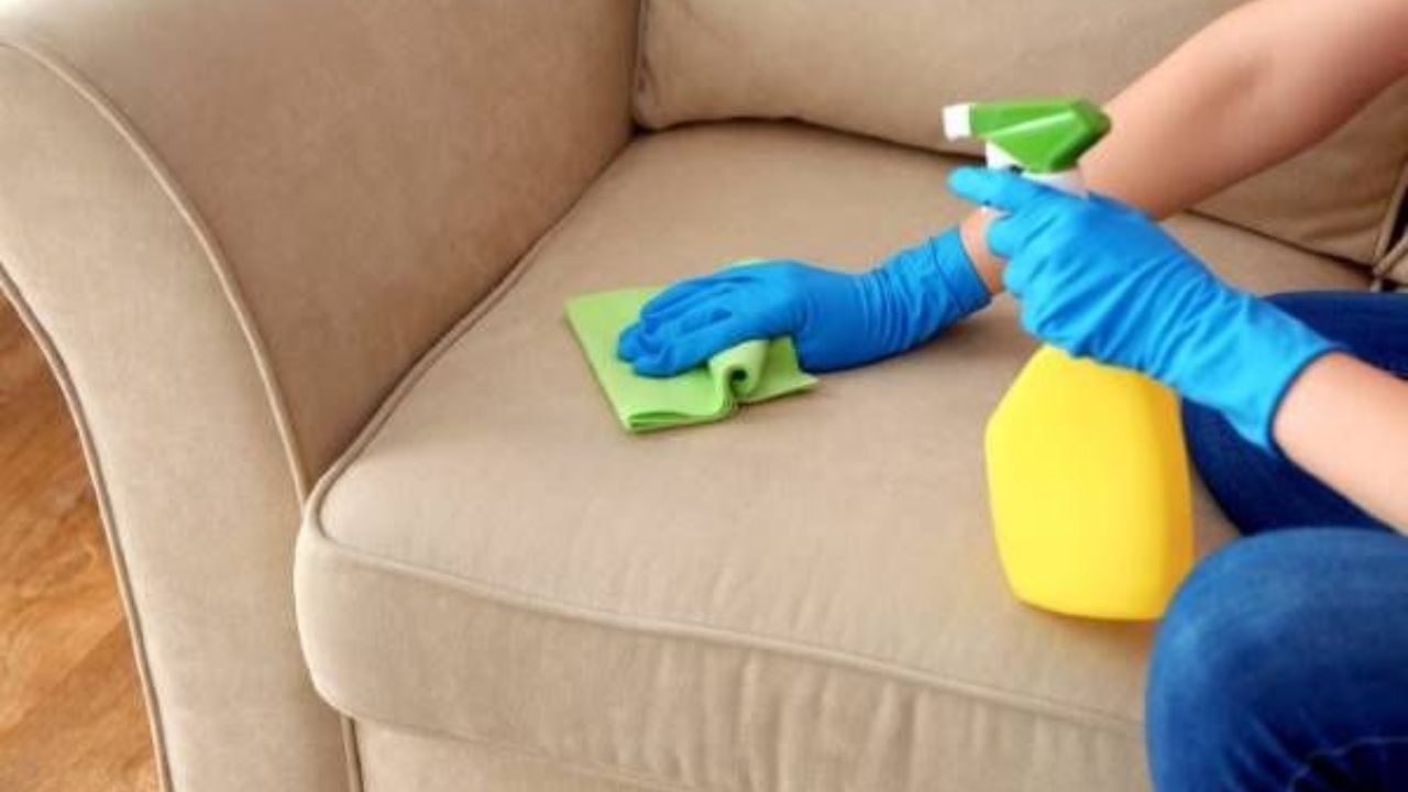 Come pulire un divano in tessuto, i nostri consigli